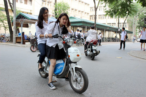 xe đạp điện và các bạn học sinh
